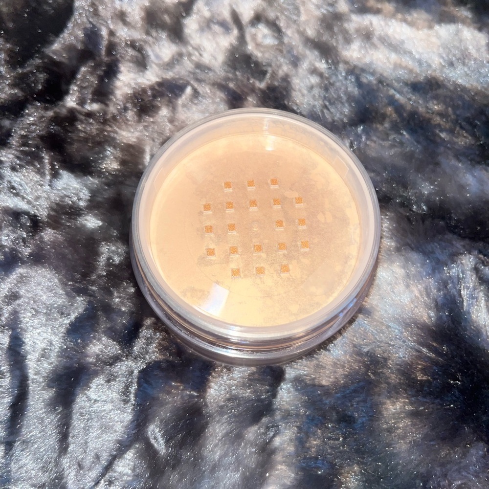 Laura Mercier Translucent Loose Setting Powder - Light Catcher- in Honey Star - Picture 8 of 10